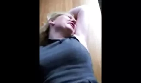 MOFOS-carino slut bionda si masturba con il filmini hard casalinghi suo cibo e il suo