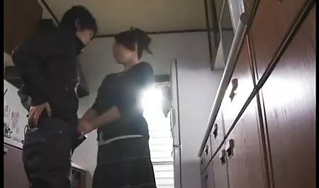 Caldo trio lesbico e video casalinghe porno giochi di pipì
