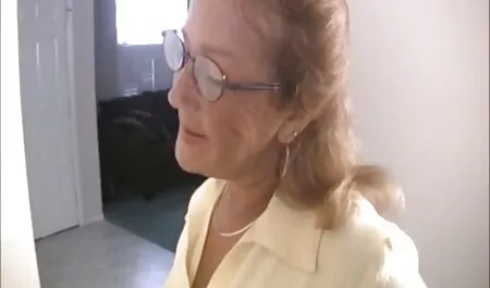 Sexy casalinghe video gratis bionda pulcino scopa se stessa davanti alla telecamera