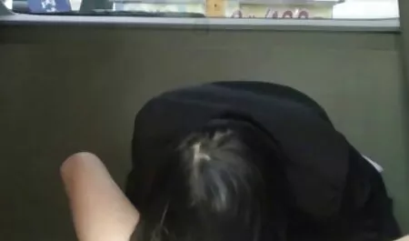 Carino e piccolo Bumblebee video casalinghi porn si masturba davanti alla telecamera