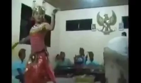Calda casalinga fa sesso nel cortile di casa! video porno italiani di casalinghe
