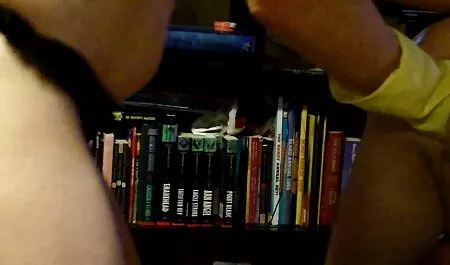 Succhiare un grosso cazzo film porno di casalinghe italiane nero attraverso il buco della parete